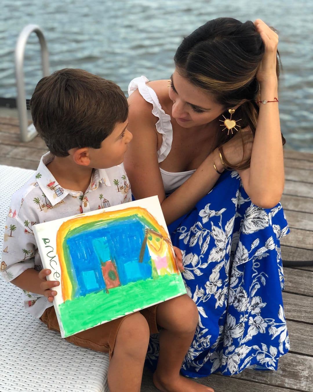 Para muestra esta fotografía con Bruce, el hijo mayor de Satcha Pretto, quien le regaló un bello y creativo dibujo.