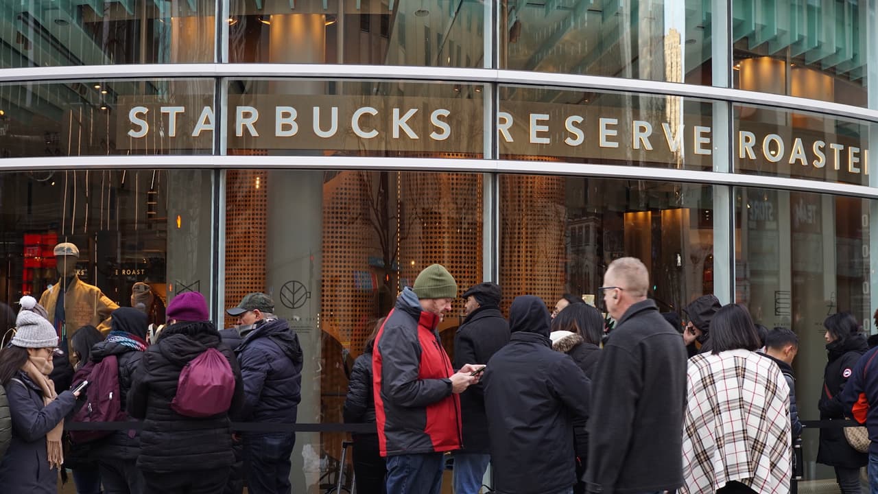 Una multitud esperaba a que el local abriera desde temprano por la mañana de este frío viernes 15 de noviembre.