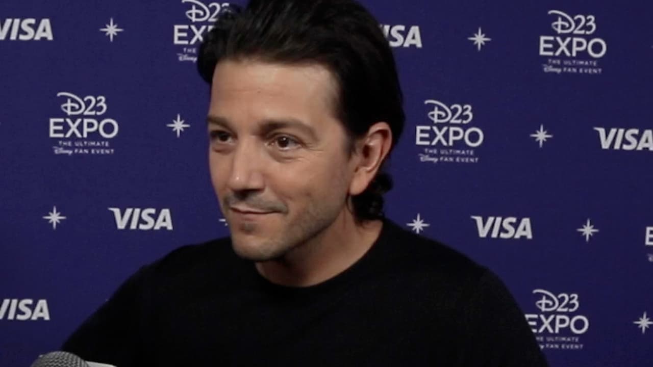 Diego Luna representando a los latinos en la convención de Disney D23 Expo
