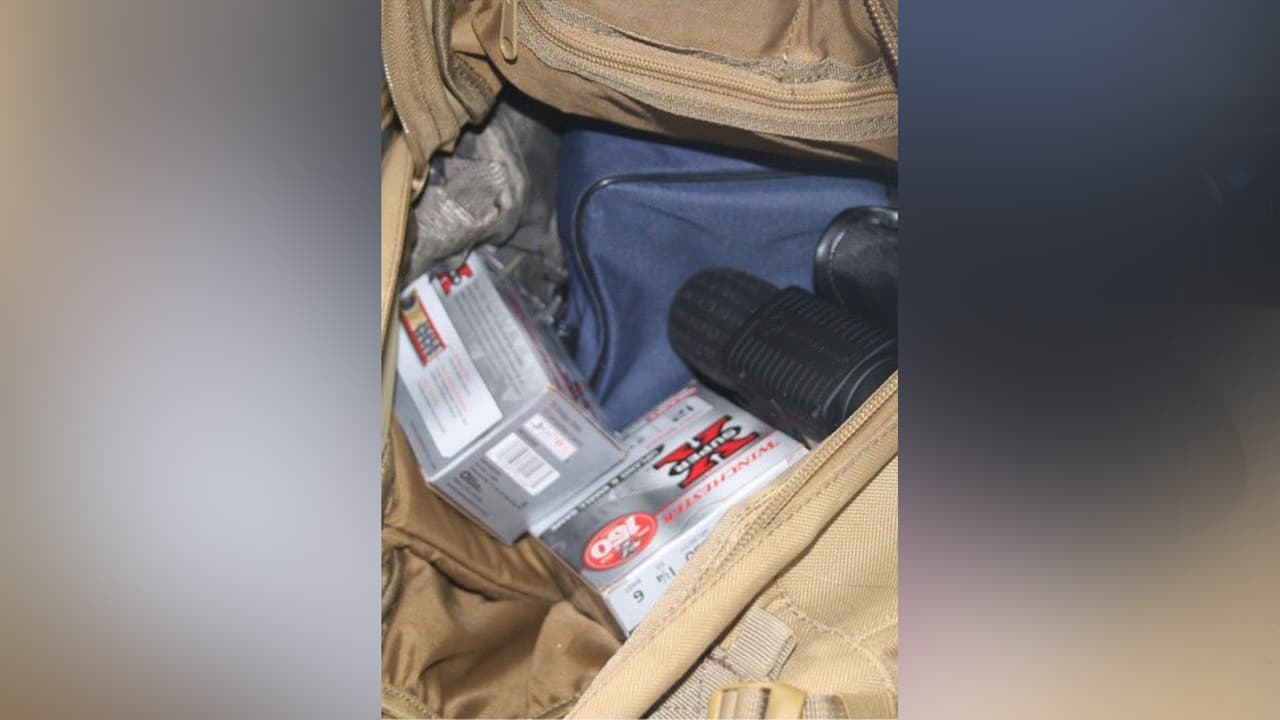 Al revisar el automóvil las autoridades hallaron en la interior varias cajas de municiones y cerveza.