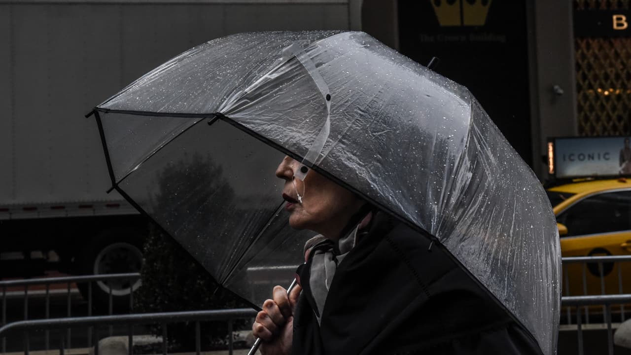 Abrigos y paraguas a la mano, el pronóstico en el área de Chicago para este martes es de lluvia y frío