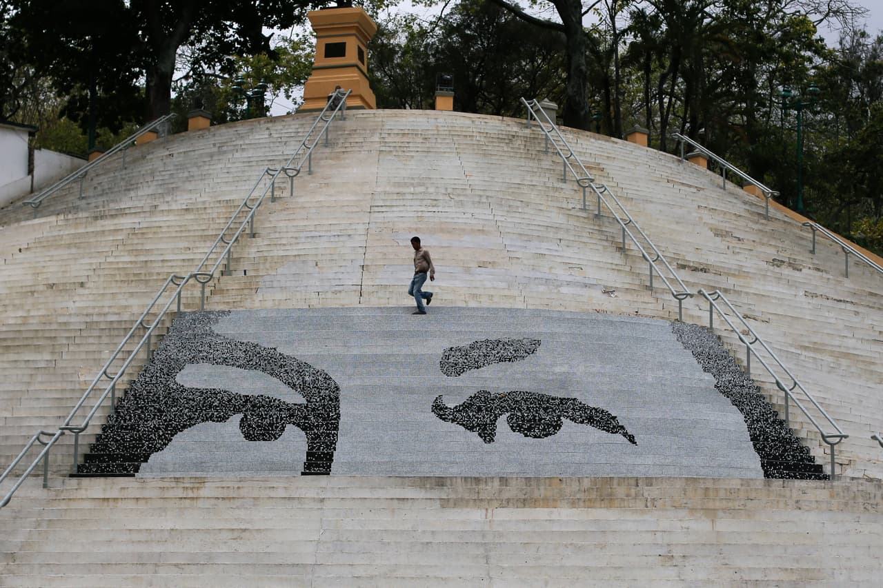 La mirada ya vitrificada en las escaleras (REUTERS/Jorge Silva).