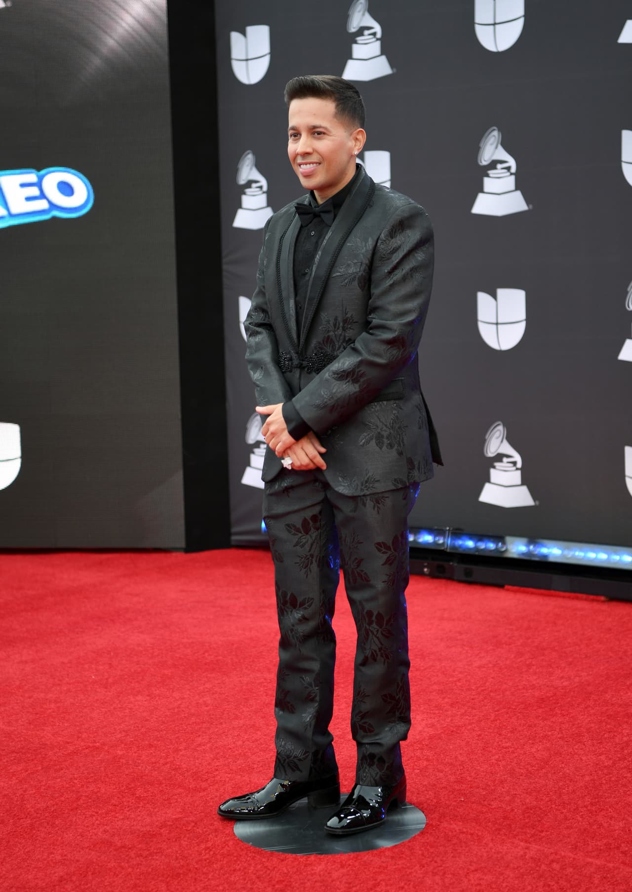 De La Ghetto, feliz y elegante a su llegada a la ceremonia del Latin GRAMMY con vestimenta de Vintage Dolce & Gabanna y zapatos de Tom Ford.