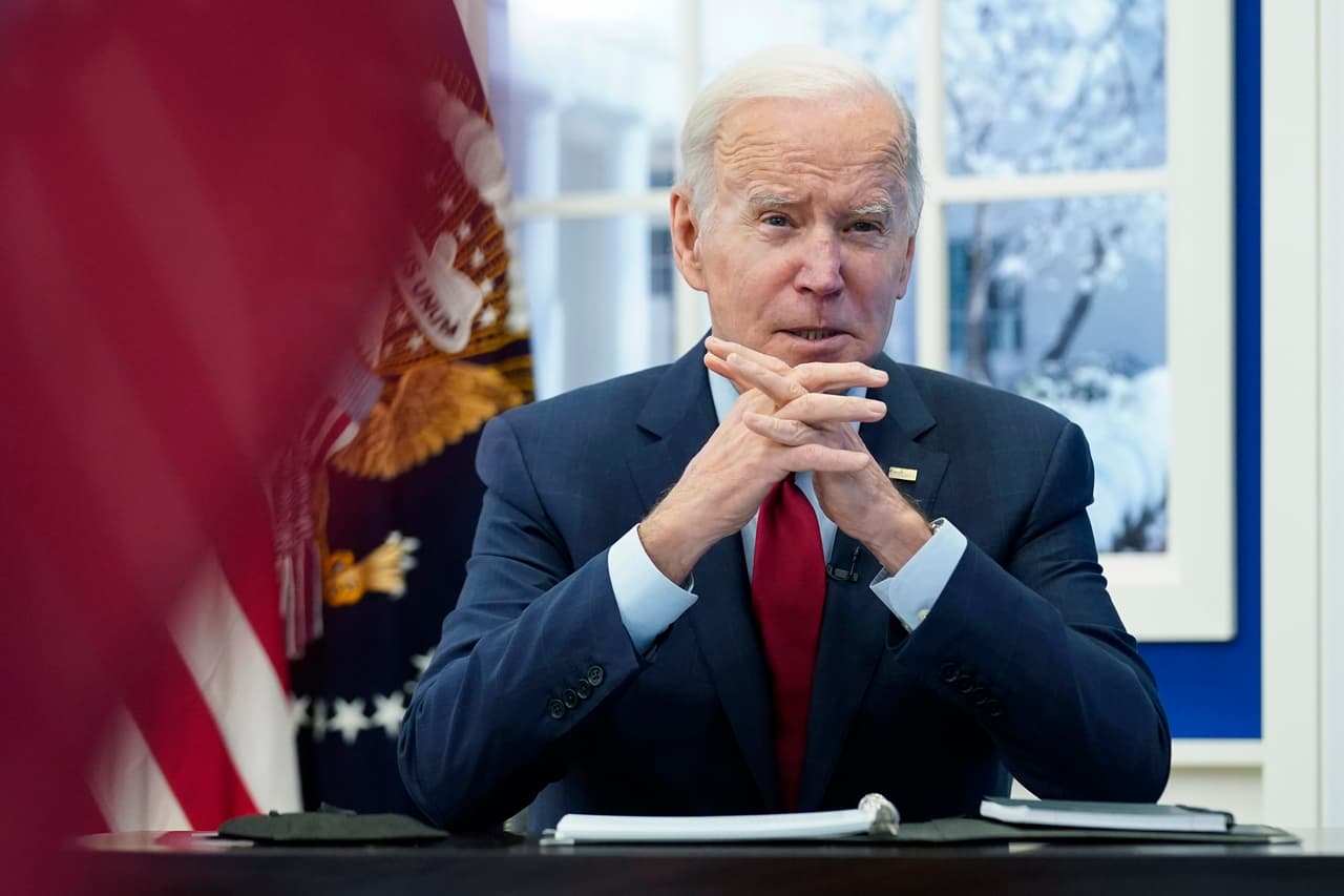 El presidente Joe Biden habla sobre los últimos acontecimientos relacionados con el embate de la variante ómicron en Estados Unidos este martes 4 de enero de 2021.