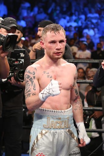 Carl Frampton venció a Leo Santa Cruz por decisión mayoritaria y le arrebató el título pluma AMB.