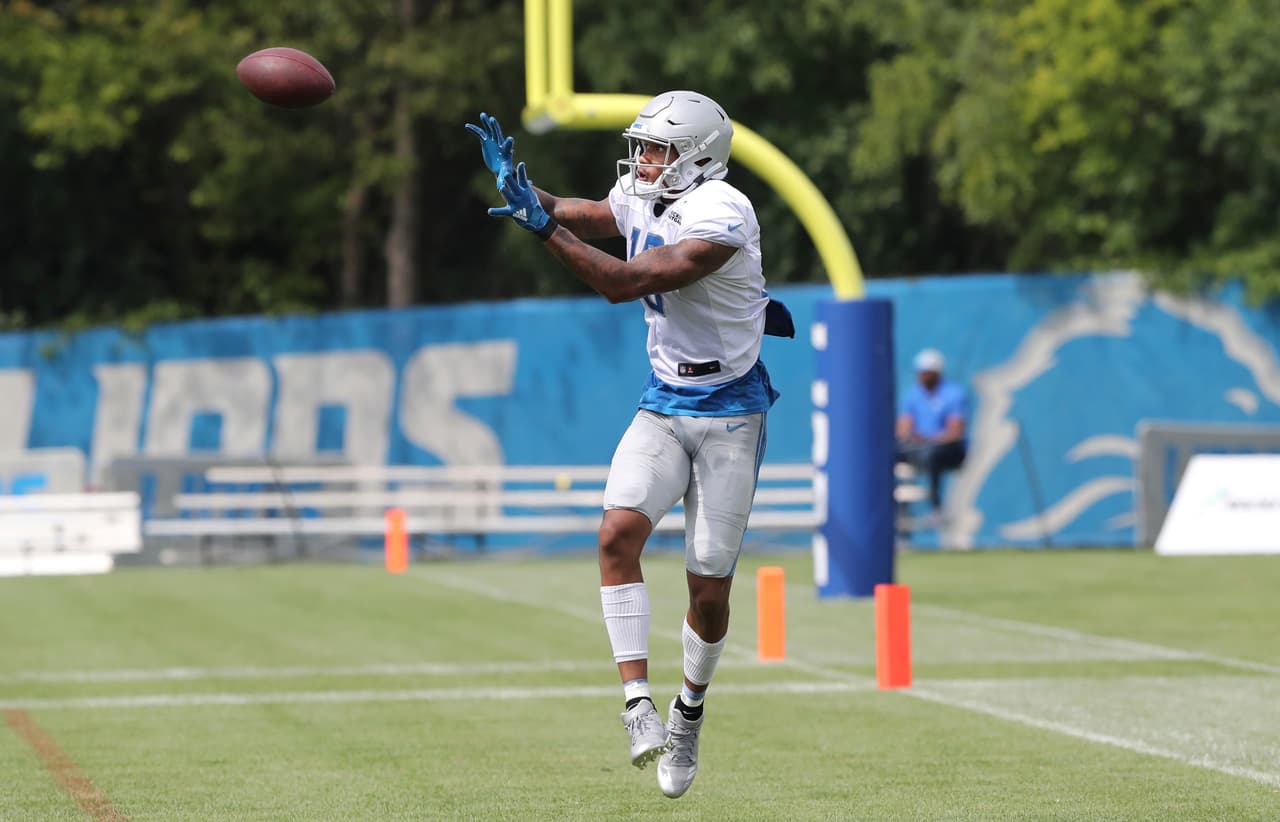 El receptor abierto de los Leones de Detroit Kenny Golladay atrapa un balón en la práctica del día del equipo que se llevó a cabo en sus instalaciones en Allen Park, Michigan.
