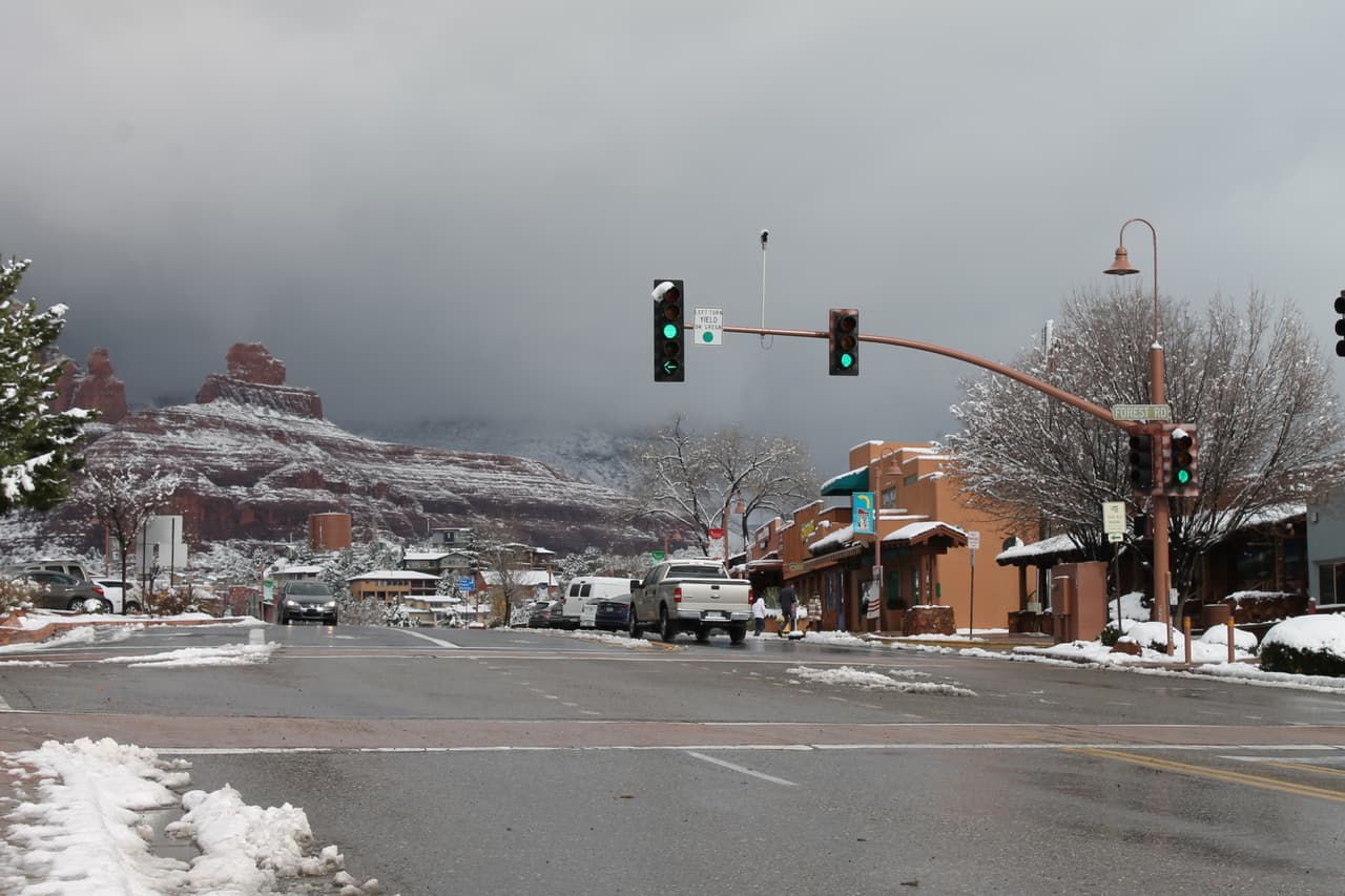 Restaurante, cafe, tiendas de arte y supermercados ocupan los locales comerciales de una de las vías principales.