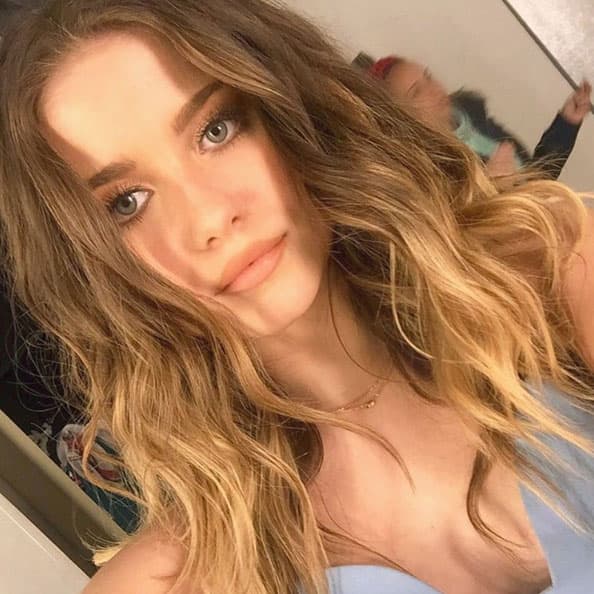 En 'Louder!' incluye todos sus hits que ha estrenado hasta la fecha, como 'Muévelo', junto a Wisin.