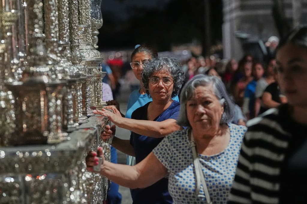 La 'Procesión del Cristo de la Misericordia y la Esperanza Macarena' sale de la iglesia Corpus Cristi hasta llegar a la misión San Juan Bautista en Wynwood.
