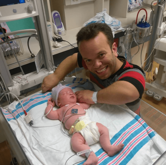 El 24 de enero de 2017 Carlitos 'El Productor' confirmó con esta instántanea publicada en sus redes sociales que su primogénito había nacido. "¡Hoy nació el niño más lindo del mundo, el mío! ¡Sebastián Espinosa!".