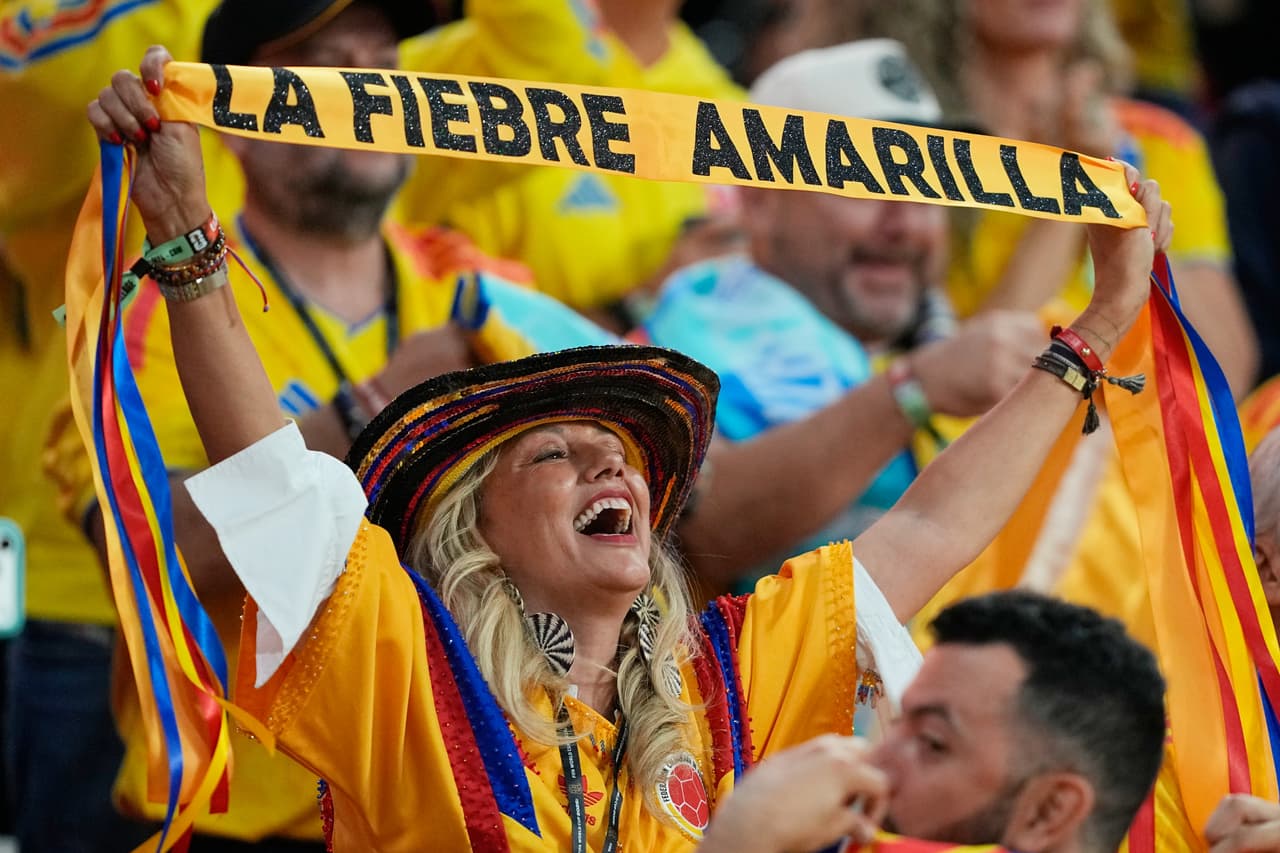 Los aficionados reaccionan durante el partido de fútbol del Grupo K de la Copa Mundial entre Uzbekistán y Colombia en la Ciudad de México.