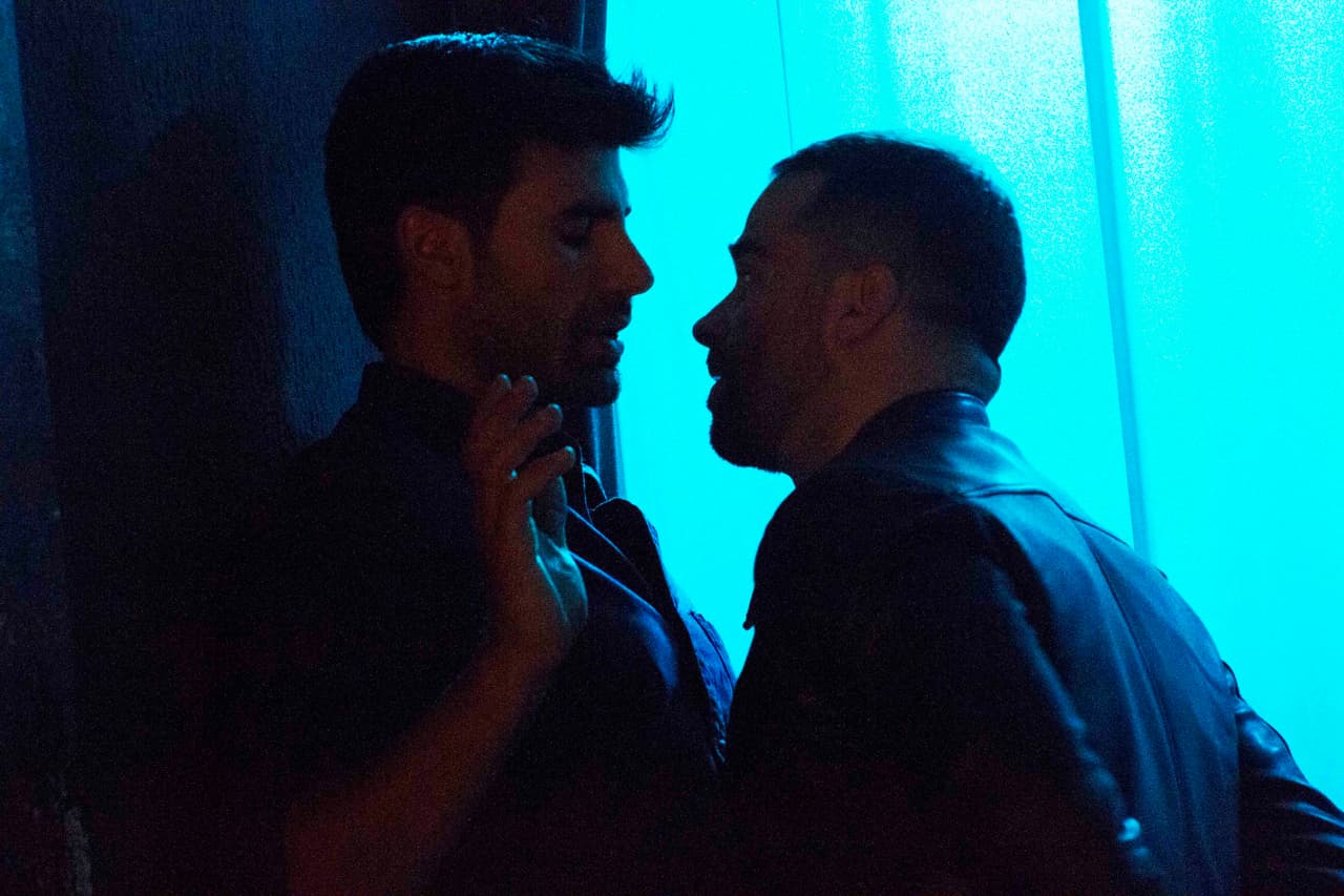 Por su parte, 
<b><a href="http://www.univision.com/series/la-piloto/alejandro-nones-es-oscar-lucio">Óscar</a></b> le hizo una visita sorpresa a Dave y le pidió que le diera una prueba de su homosexualidad.