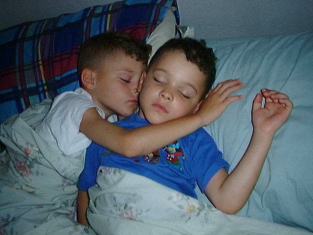 Sabe lo que es estar sin su familia y aunque no lo creas es apasionado a la música clásica.