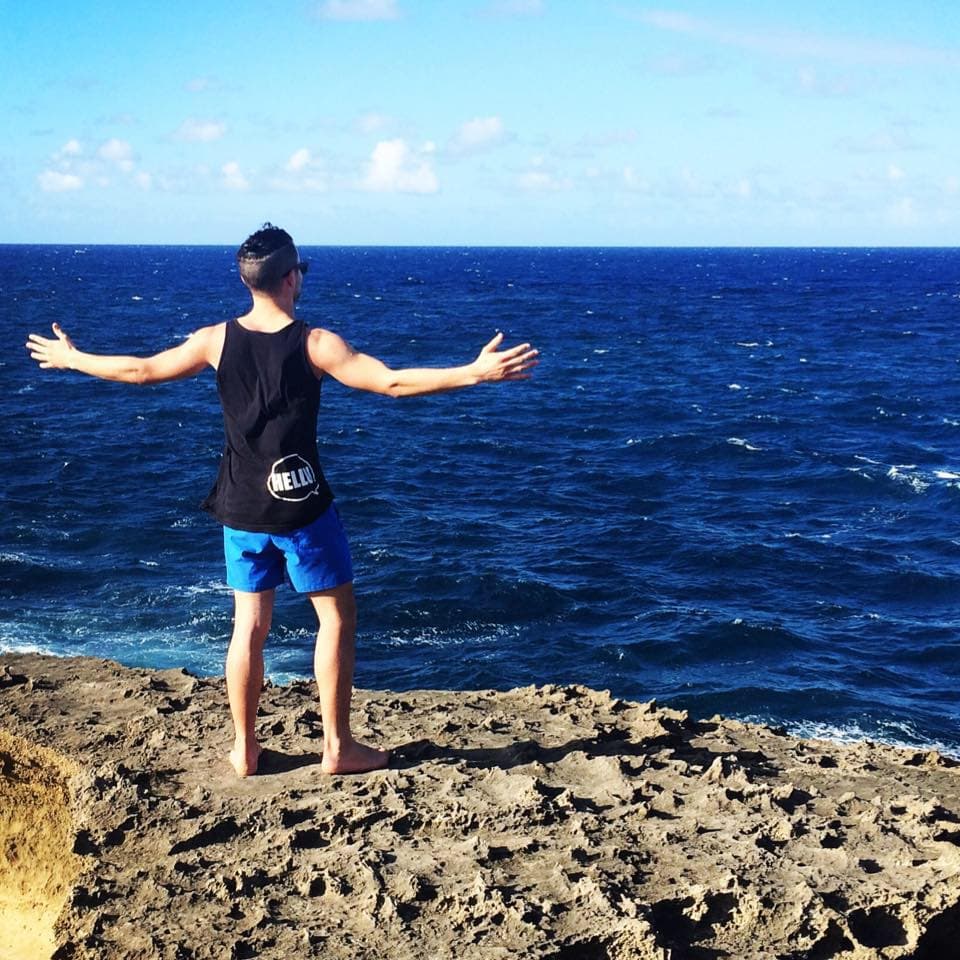 Sabe lo que es estar sin su familia y aunque no lo creas es apasionado a la música clásica.