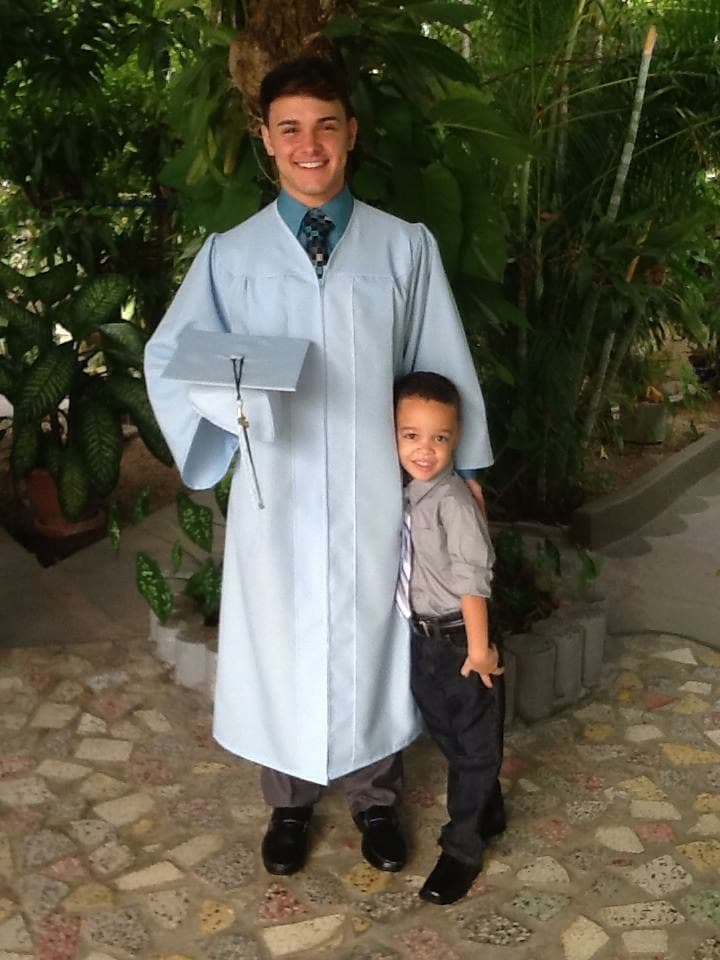 Sabe lo que es estar sin su familia y aunque no lo creas es apasionado a la música clásica.