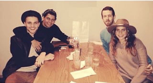 Sabe lo que es estar sin su familia y aunque no lo creas es apasionado a la música clásica.