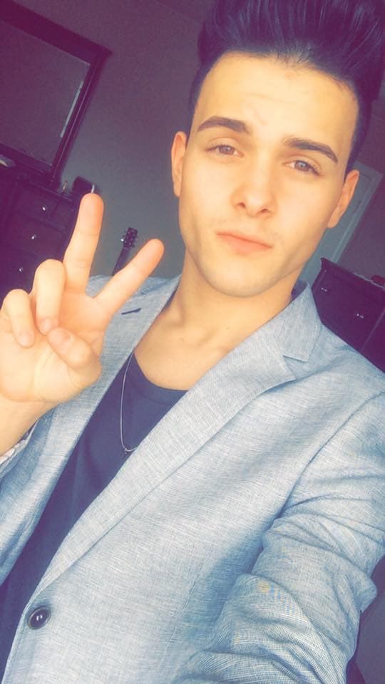 Sabe lo que es estar sin su familia y aunque no lo creas es apasionado a la música clásica.