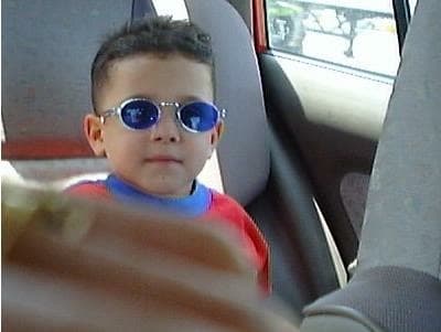 Sabe lo que es estar sin su familia y aunque no lo creas es apasionado a la música clásica.