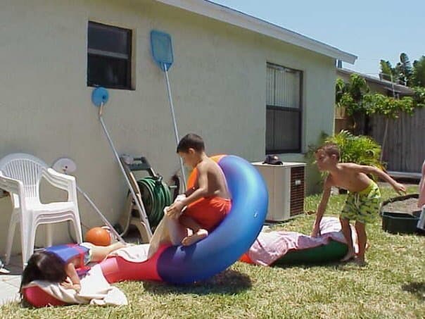 Sabe lo que es estar sin su familia y aunque no lo creas es apasionado a la música clásica.