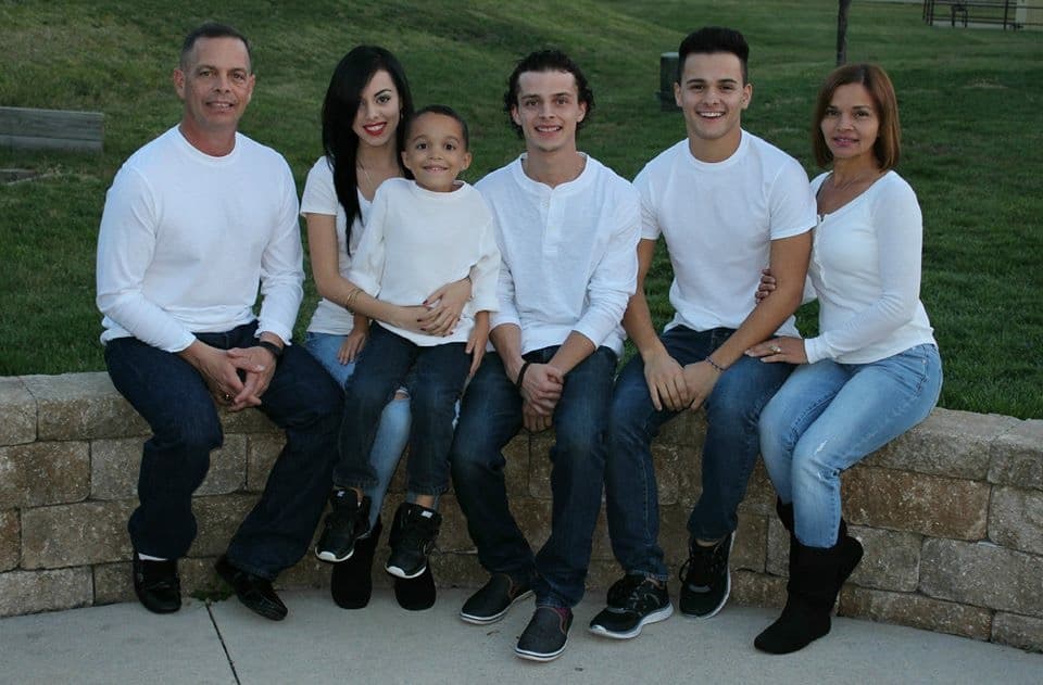 Sabe lo que es estar sin su familia y aunque no lo creas es apasionado a la música clásica.