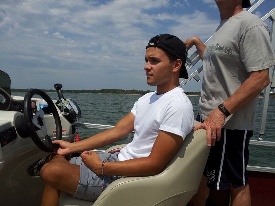 Sabe lo que es estar sin su familia y aunque no lo creas es apasionado a la música clásica.