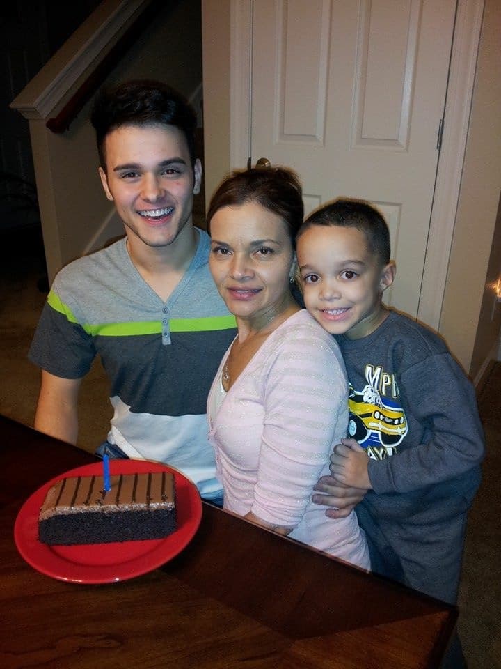 Sabe lo que es estar sin su familia y aunque no lo creas es apasionado a la música clásica.