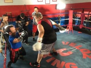 Raúl de Molina se preparó para su gran batalla en el ring del boxeo contra Carlitos el Productor. Y su entrenadora Ximena Cordoba estuvo allí apoyándolo todo el tiempo.