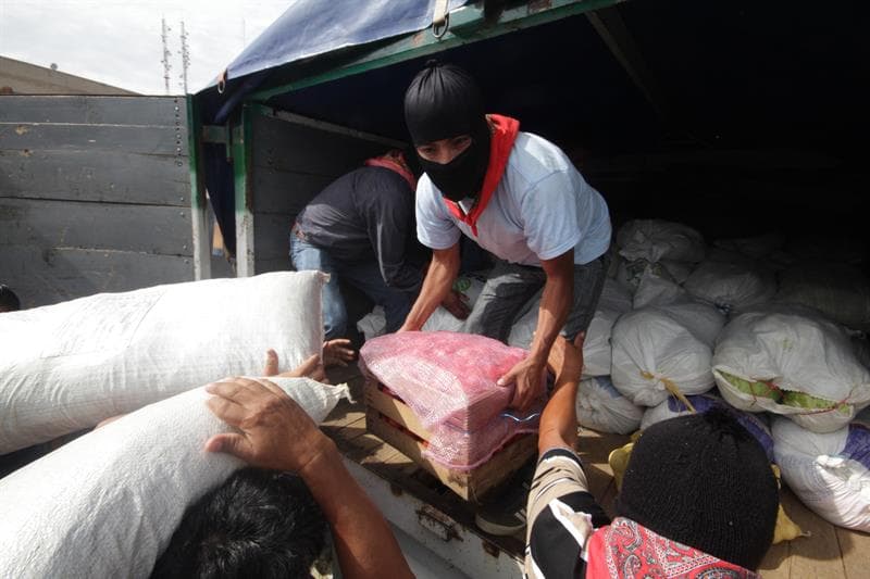 EZLN entrega alimentos a la CNTE