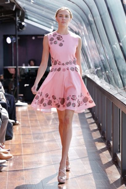 Para el trabajo, las amigas o las comidas familiares, un vestido en este tono es un acierto.