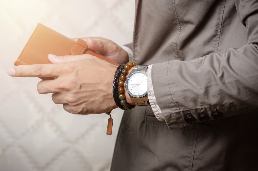 Muchas personas necesitan apoyarse en factores externos para aumentar su auto estima y su confianza en si mismo lo cual no es malo. Los talismanes, técnicas, amuletos y elementos similares que ayudan a fortalecer la voluntad y la auto confianza actúan como motores para desviar la atención de lo negativo y concentrarla en lo positivo y si alguien cree en ellos esa creencia les ayuda.