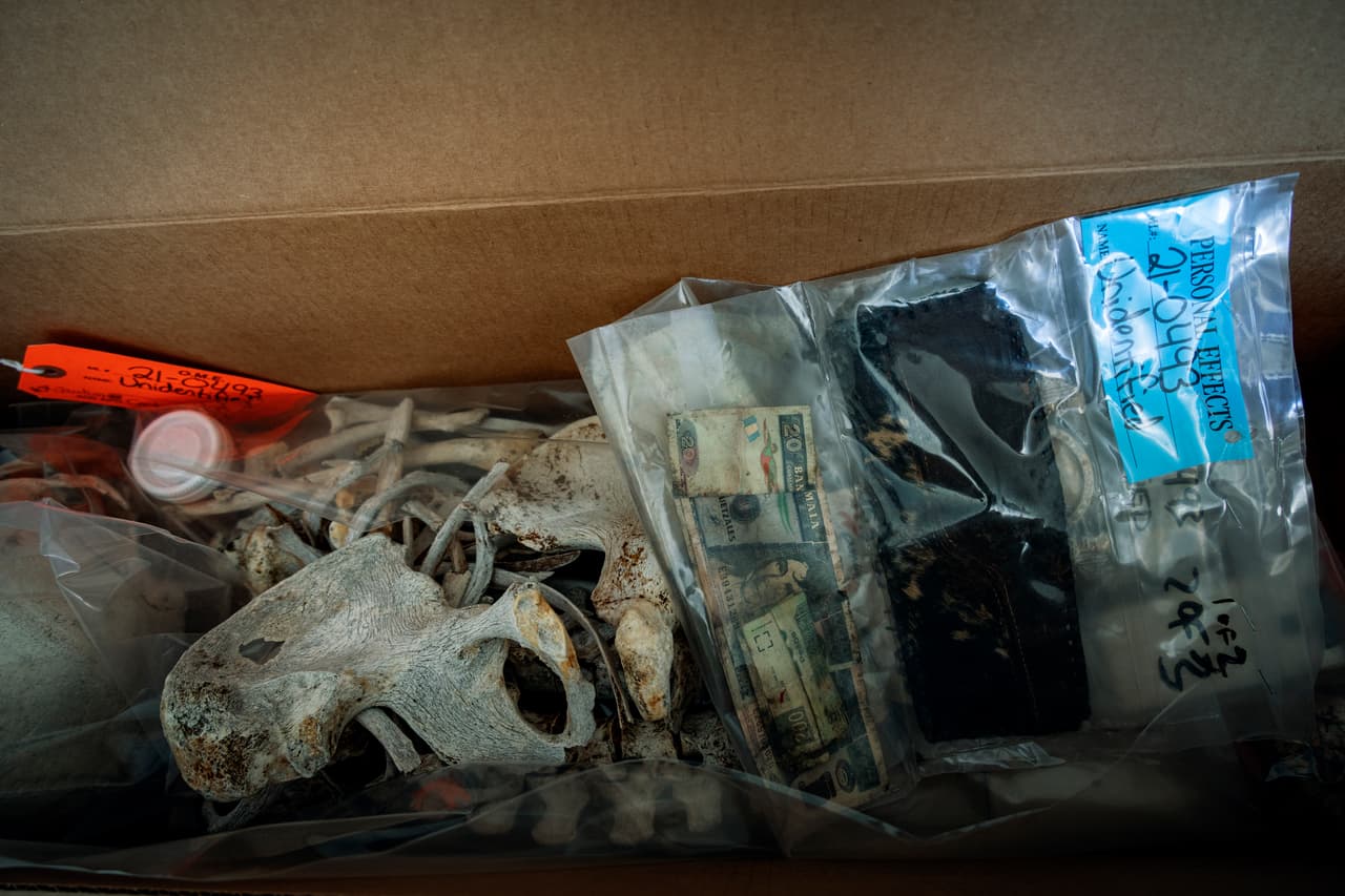 Los restos de inmigrantes son guardados junto con sus pertenencias en cajas a espera que sean identificados o su ADN coincida con posibles familiares.