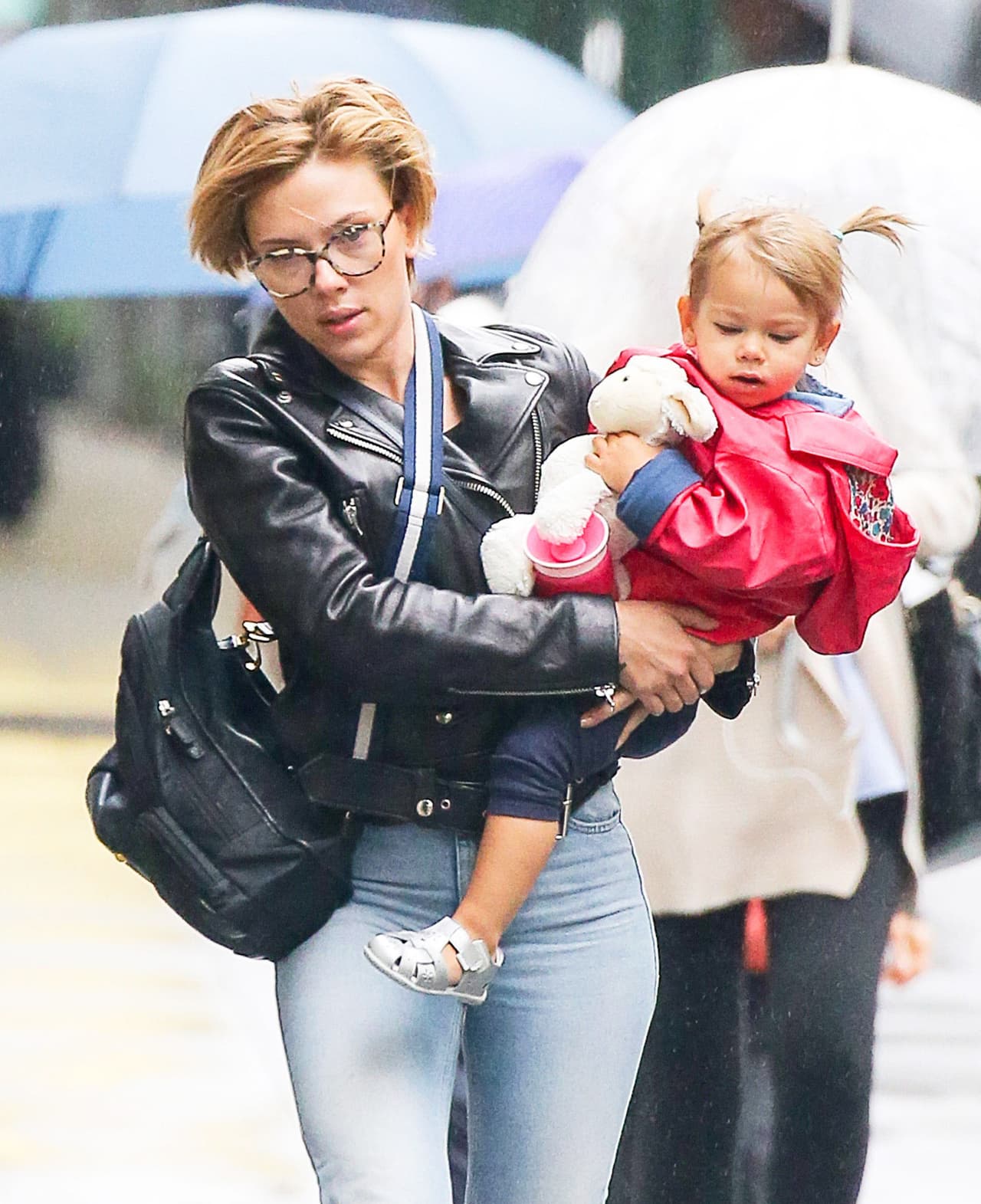 Minutos después salió con su hermosa hijita.