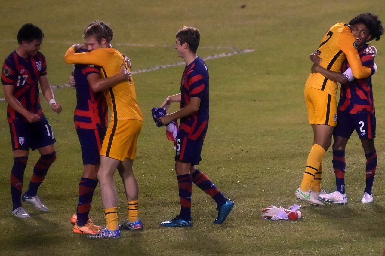 Los estadunidenses celebraron al final del partido.