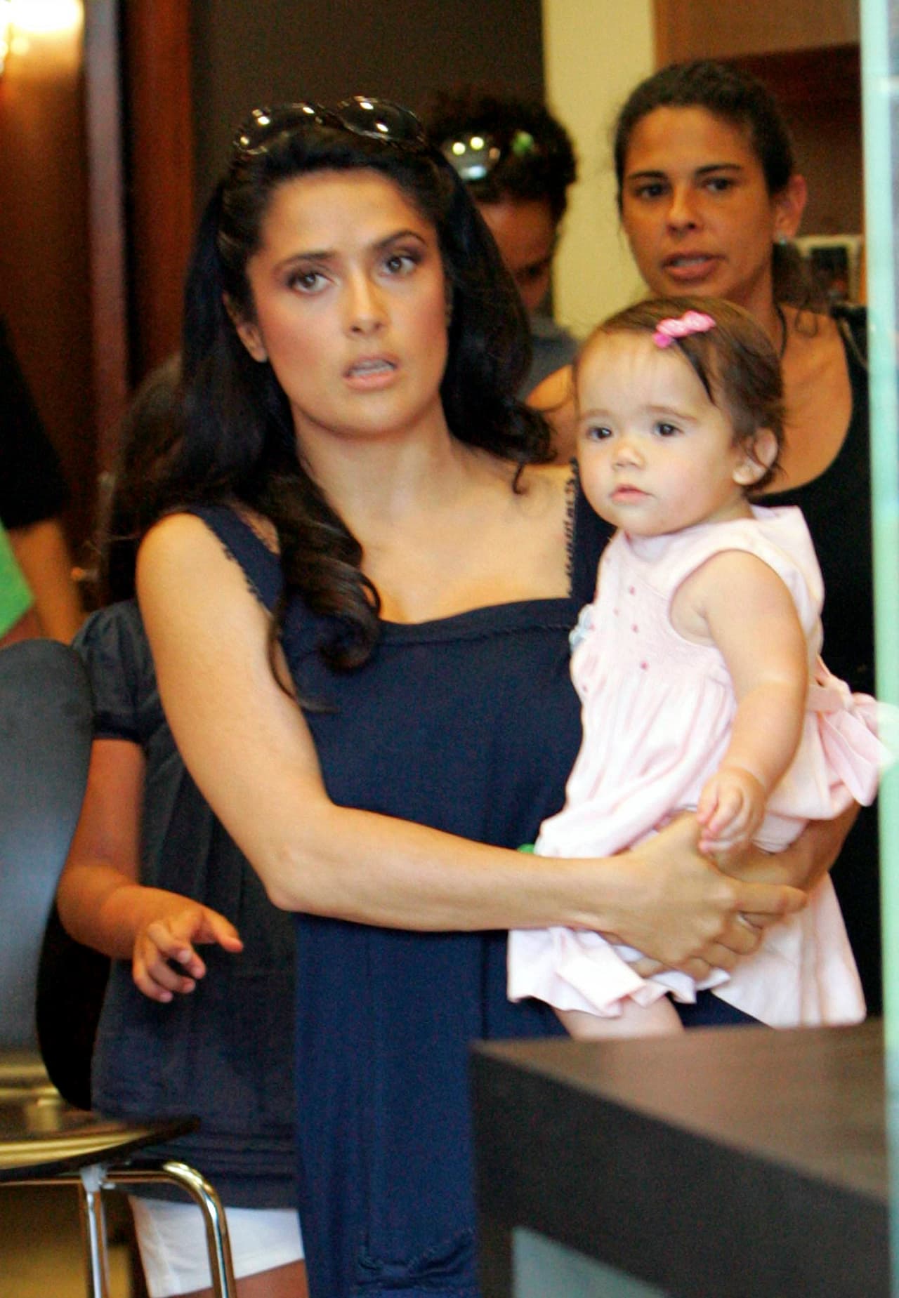 Así, la mexicana ha formado una numerosa familia. Por un lado, acogió a los tres hijos que él había tenido en relaciones pasadas, además de que en conjunto tuvieron una niña llamada 
<b><a href="https://www.univision.com/famosos/valentina-paloma-pinault-hija-salma-hayek-14-anos-semana-de-la-moda-paris-2022-outfit">Valentina Paloma. </a></b>