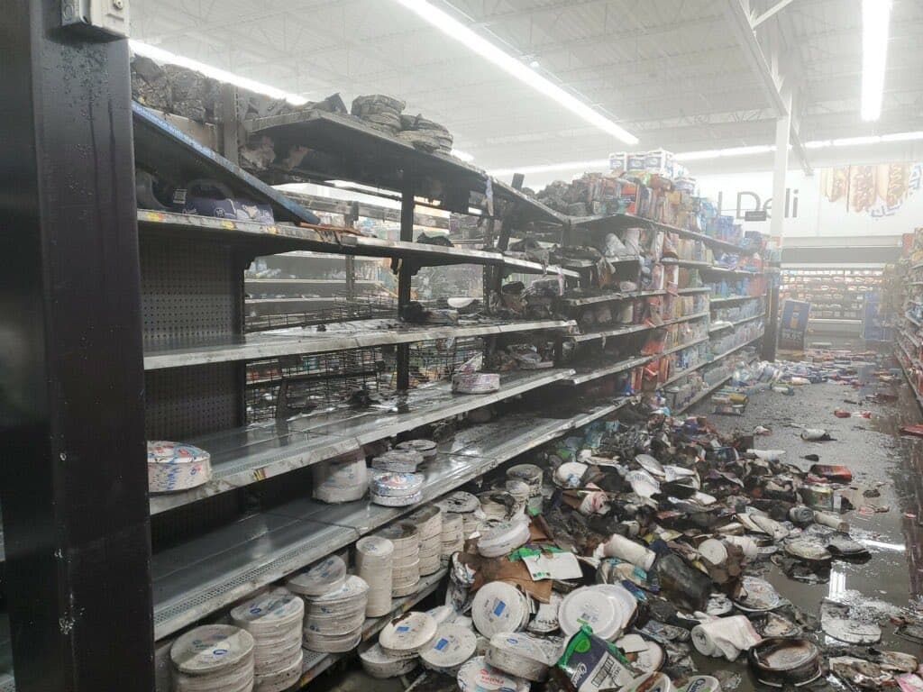 A las 7:03 de la mañana del viernes, los bomberos de Tucson respondieron a una llamada reportando un incendio en Walmart, ubicado en el 7150 E. Speedway.