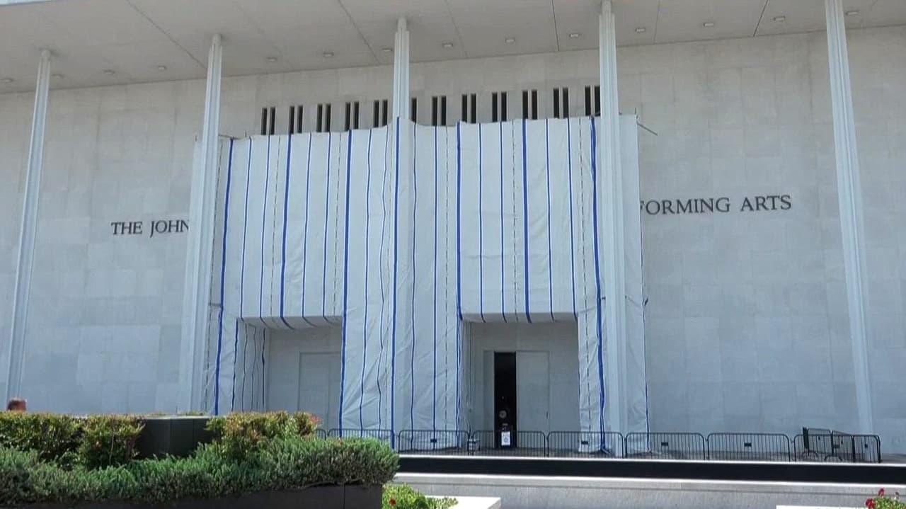 Exigen añadir el nombre de Trump en la fachada del Centro Kennedy o demolerlo