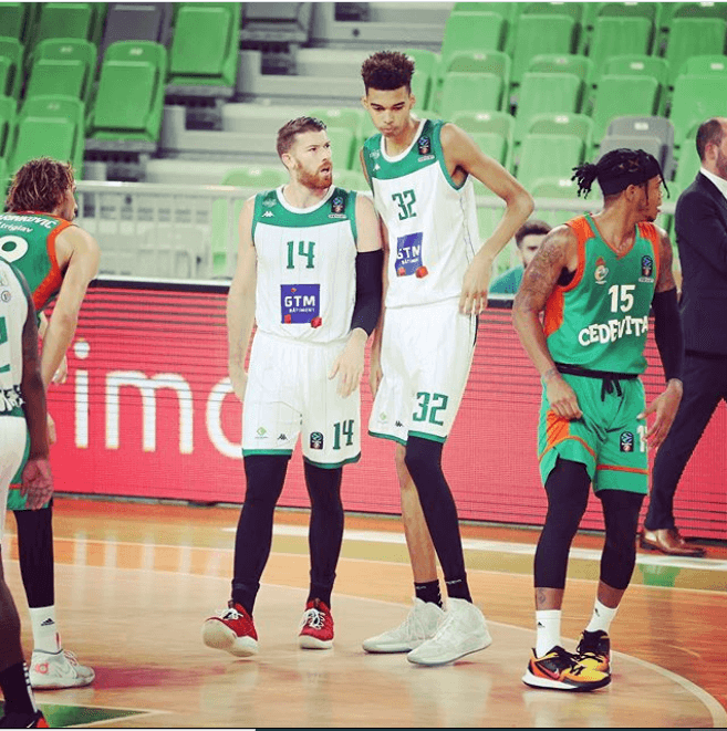 En la tercera categoría del baloncesto galo, se estrenó con 22 puntos, 10 rebotes y 7 tapones.