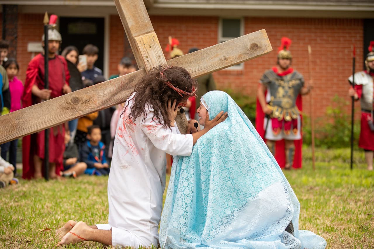 En la cuarta estación del viacrucis, Jesús se encuentra con su madre, quien llora al verlo sangrar por la corona de espinas y cargando su pesada cruz.
