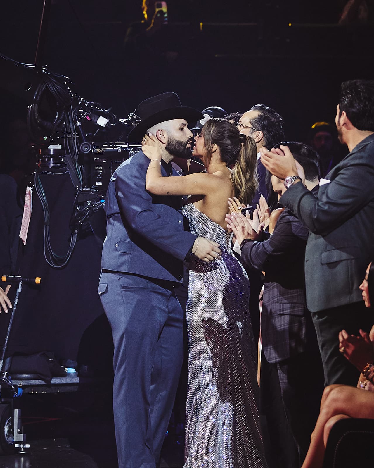Carín León besó a su pareja Meylin Zúñiga antes de subir al escenario para recibir el premio por Álbum Del Año - Música Mexicana.