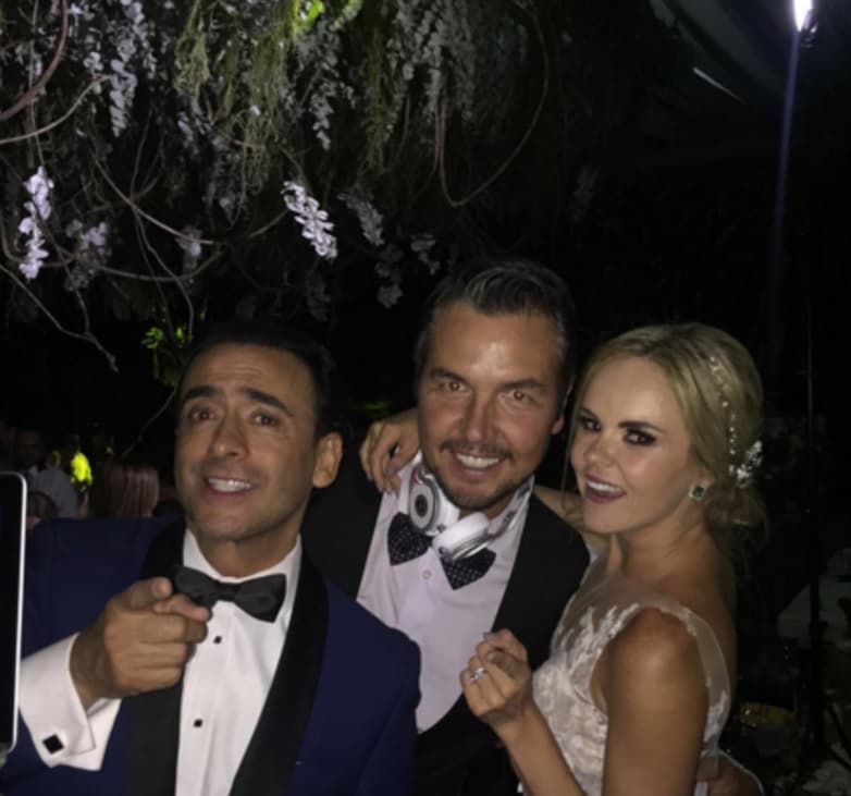 El DJ animó por casi 14 horas el evento y los novios agradecieron con esta foto.