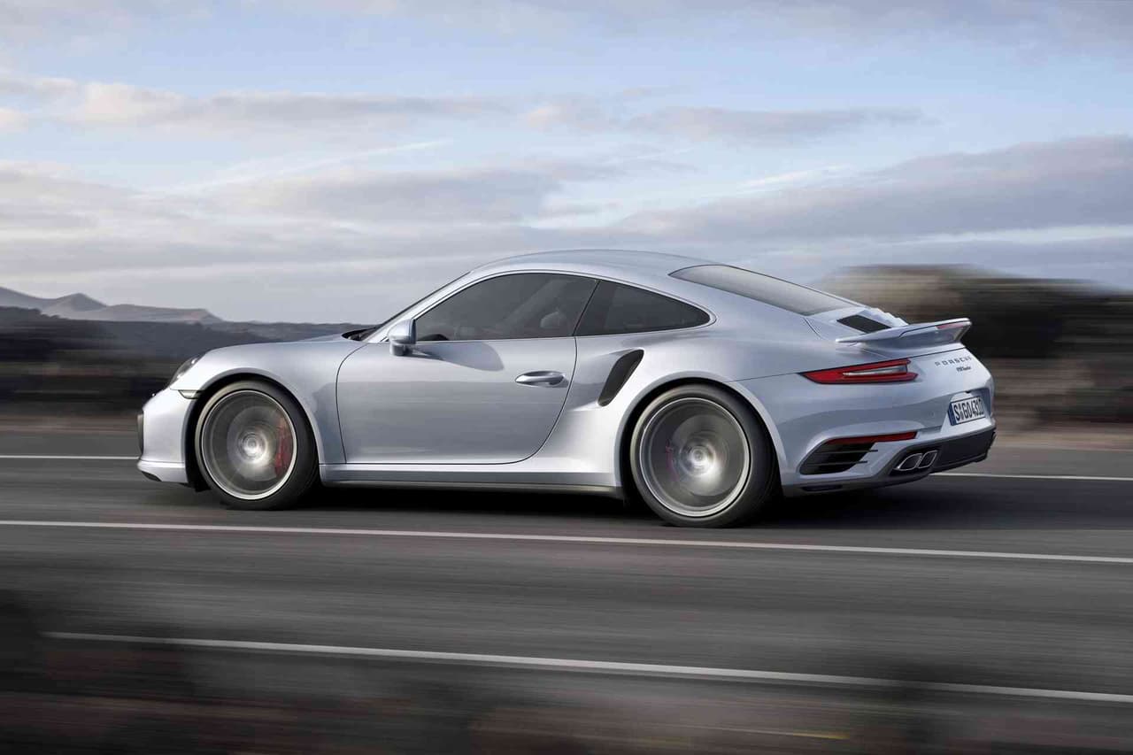 El Porsche 911 Turbo ostenta 540 HP, mientras que el 911 Turbo S sube a los 580 HP. De este modo, notamos un incremento de 20 HP en ambos modelos, mejora que responde a cambios en los inyectores y a una superior presión de combustible, entre otras variables que robustecen la potencia de estos deportivos.