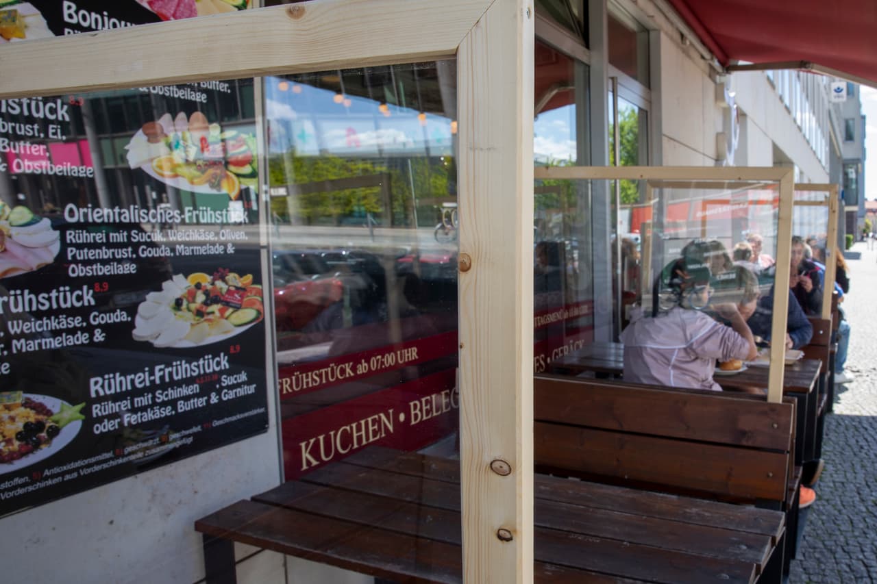 El Departamento de Salud insta a los retaurantes a alentar el distanciamiento social entre los clientes y el personal, además de recomendar el uso de tapabocas o mascarillas y aumentar la limpieza e higiene en sus instalaciones.