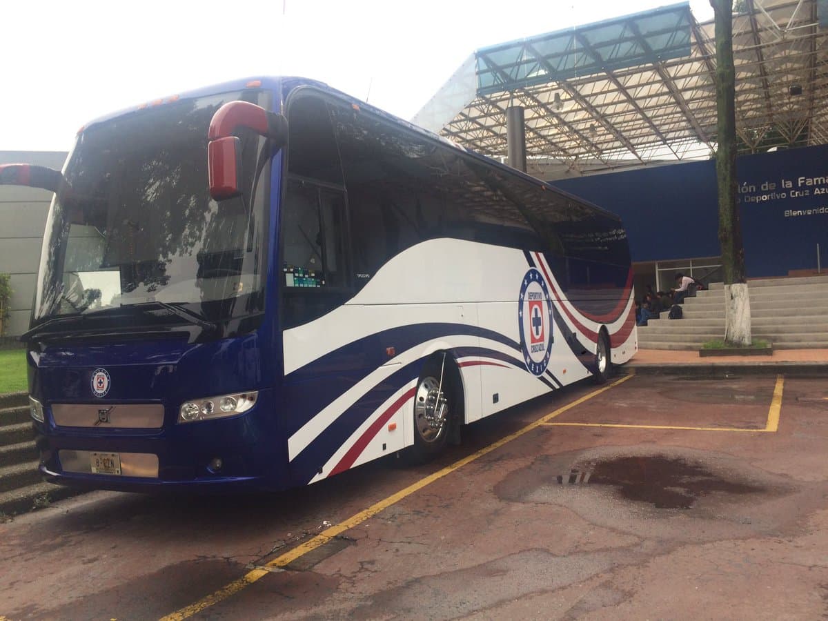 El
<b>Cruz Azul</b>, conocido como 'La Máquina Cementera', eligió este
<a href="http://www.univision.com/noticias/volvo"><b>Volvo</b></a>
<b> 9700</b> para viajar a cada enfrentamiento de la Liga MX. Está decorado en blanco y azul, los colores del equipo, con lineas rojas y el escudo en la mitad de su lateral.