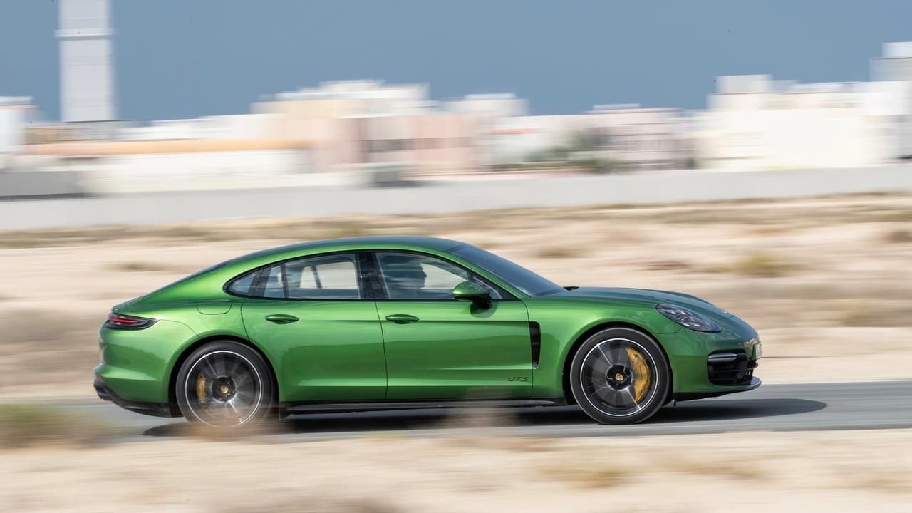 Llama la atención de después de haber sido tan meticuloso nombrando versiones muy específicas, insure.com le haya dado el tercer lugar de la lista a toda la línea Panamera de Porsche. Los precios iniciales de sus distintas versiones oscilan entre 
<b>86,300 dólares</b> para la versión básica y 
<b>151,500 dólares</b> para la versión Turbo. Igualmente, el Panamera disponle de una gran variedad de motorizaciones cuya potencia va desde los 330 caballos de fuerza para la versión básica hasta los 550 caballos de fuerza para la versión Turbo.