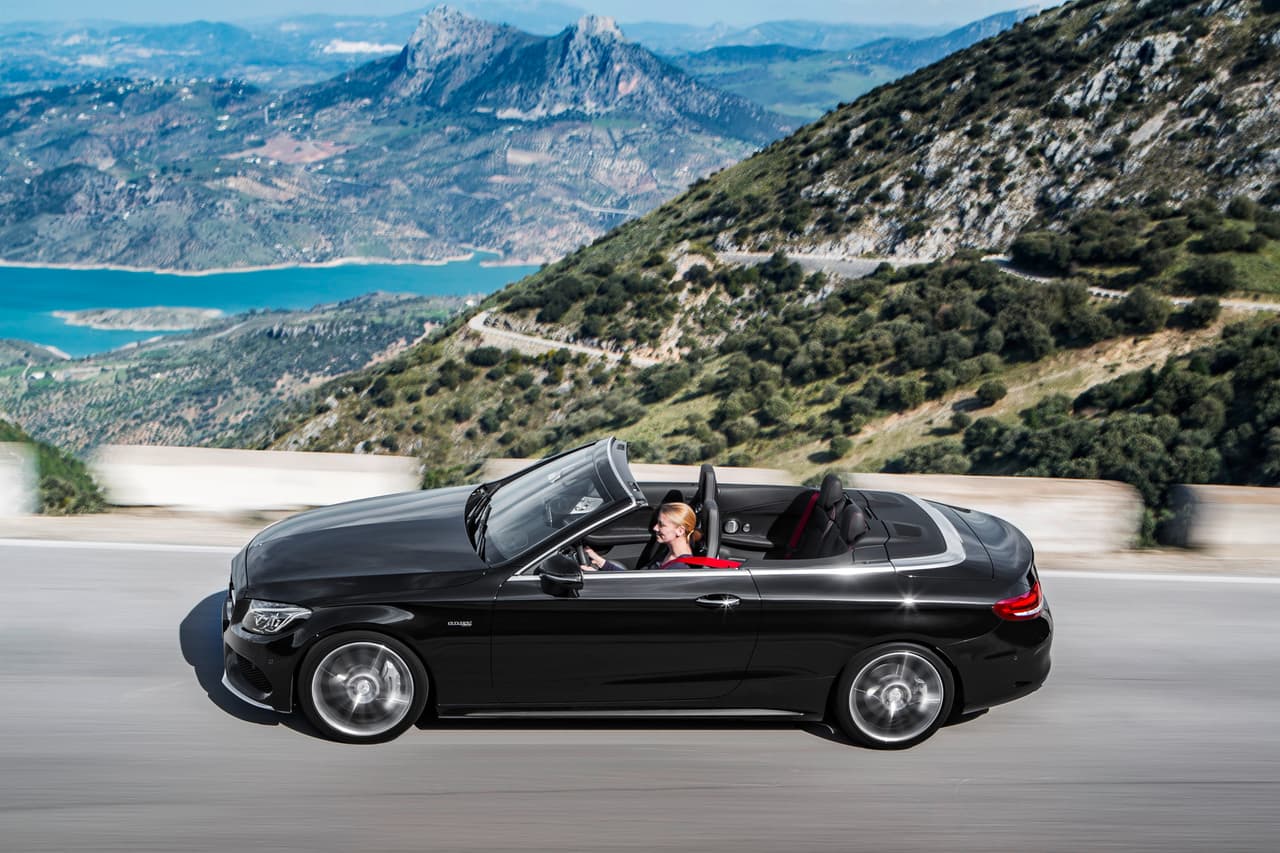 El Mercedes-AMG C43 Cabriolet llega a competir duramente con los otros compactos convertibles alemanes