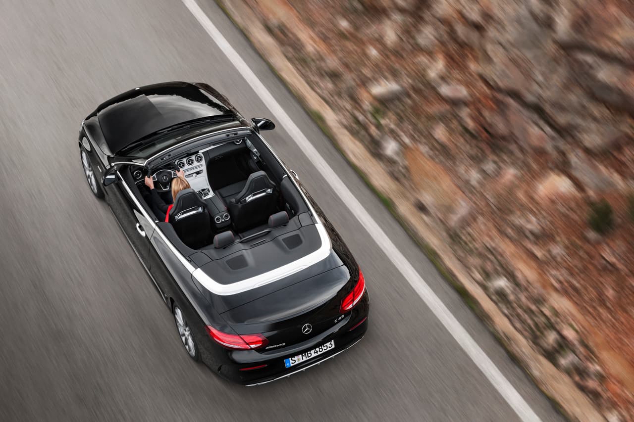El V6 turbo-alimentado de 3.0 litros en el Mercedes-AMG C43 Cabriolet produce 384 lbs.-pie de torque
