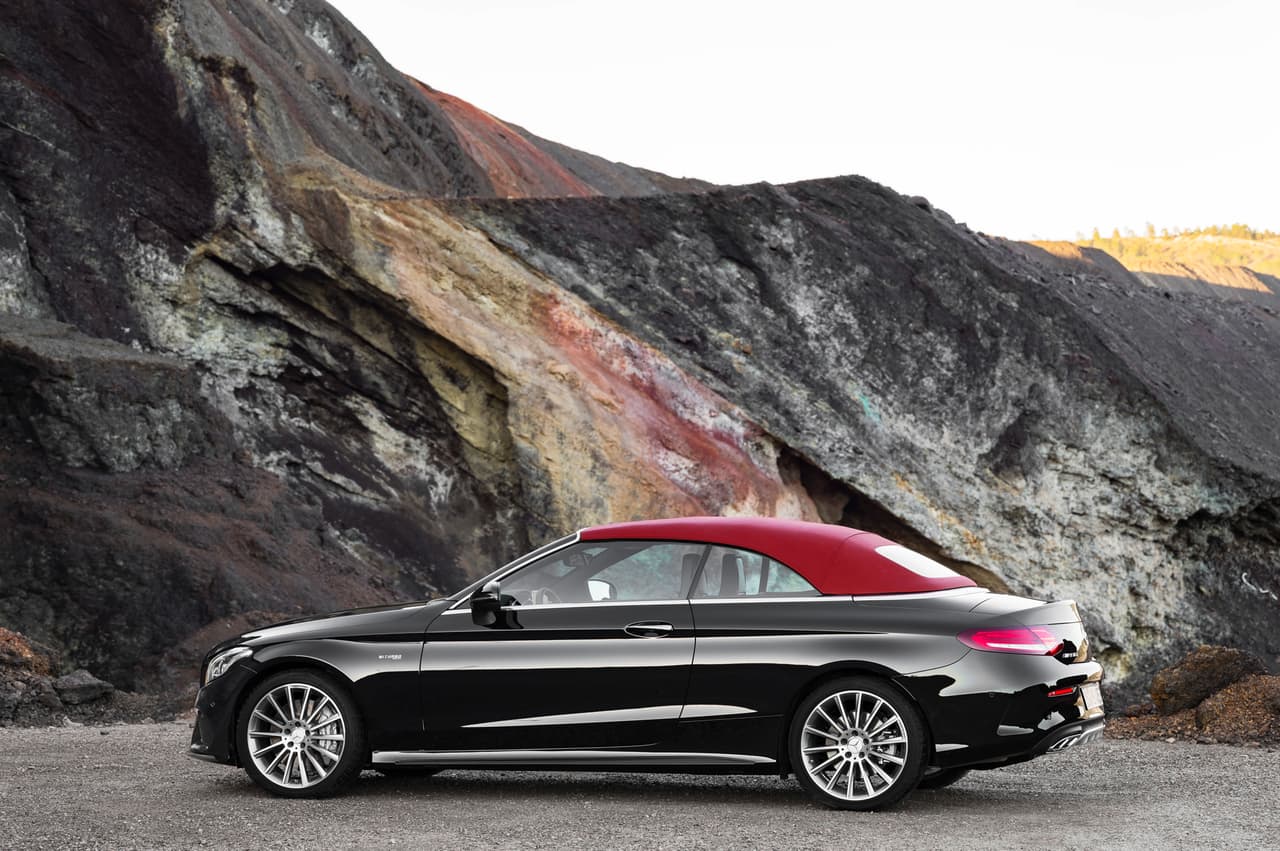 Las líneas ininterrumpidas en el diseño del Mercedes-AMG C43 Cabriolet resaltan su belleza