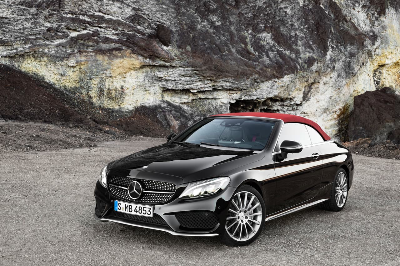 El techo de lona del Mercedes-AMG C43 Cabriolet se retrae en 20 segundos a velocidades de hasta 31 mph