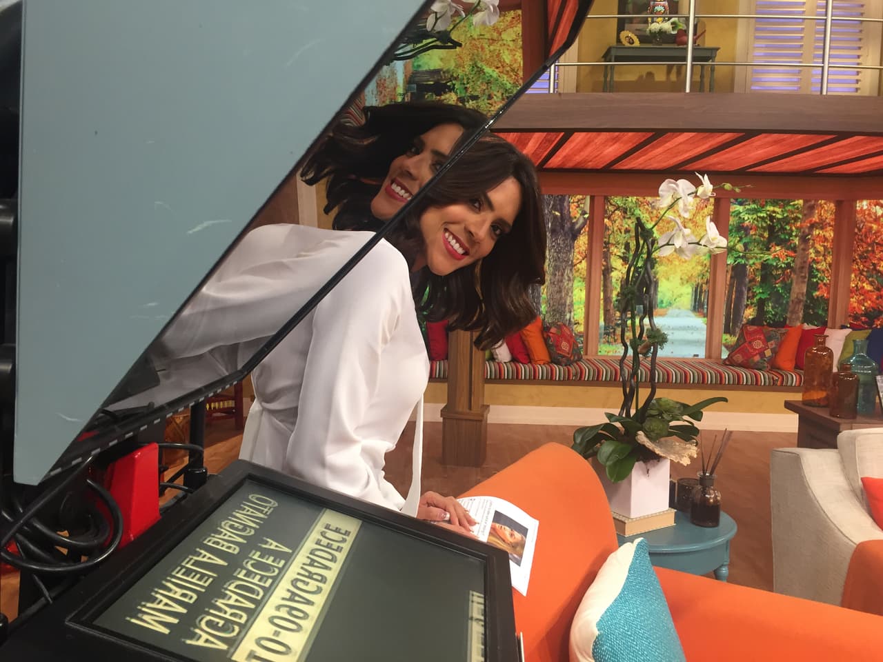 Francisca es un poco inquieta y se divierte mucho derrochando alegría y entusiasmo por todo el foro de grabación.