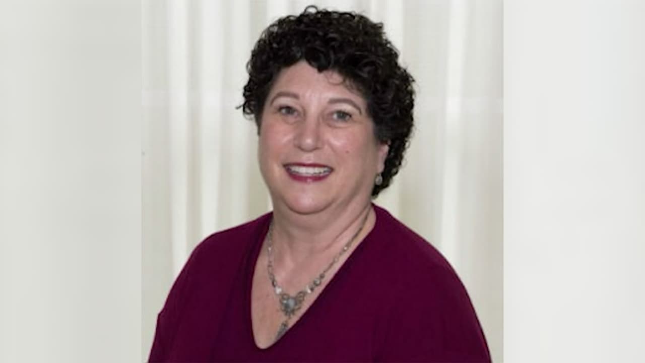 <b>Jackie Sundheim, 63. </b>
<br>Una de las primeras víctimas confirmadas después del tiroteo fue Jackie Sundheim, una maestra y querida integrante de la comunidad judía. 
<br>Fue precisamente la North Shore Congregation Israel la que confirmó la identidad de la mujer, quien realizaba labor en la sinagoga de Glencoe, Illinois.